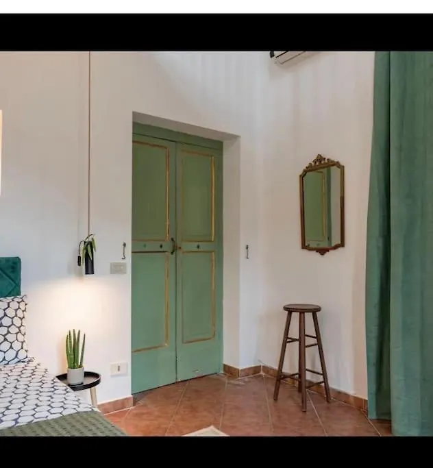 Donna Isabella A Ballaro Palermo 0*,  İtalya