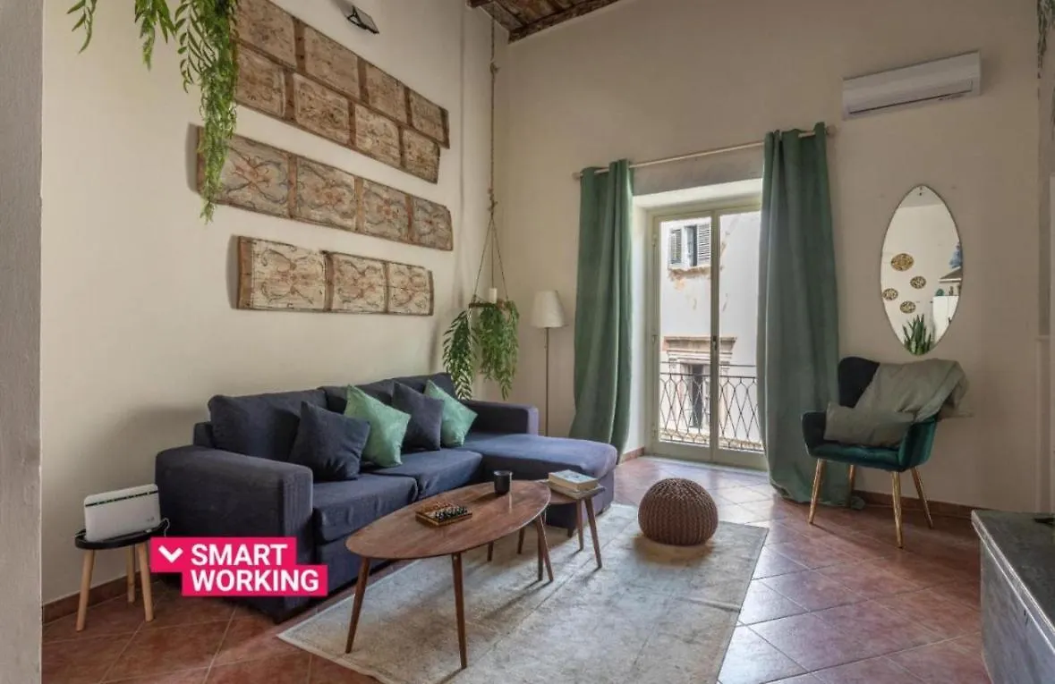 Donna Isabella A Ballaro Palermo 0*,  İtalya